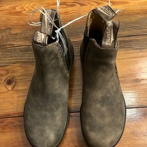 Blundstone high-top Chelsea boots in rustic brown US size 7. NWT.